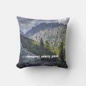 高い山の頂上に向かう岩の道 クッション (正面)