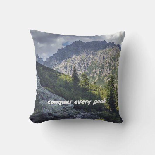 高い山の頂上に向かう岩の道 クッション (正面)