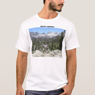 高い山脈およびSolardog Tシャツ