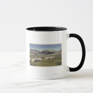 高い山脈で牧草を食べるCaliforniaSheep マグカップ