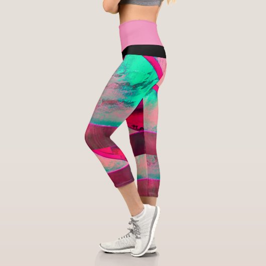 高い腰のカプリス カプリレギンス (左)