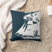 高い船と雲航海の クッション (ブランケット)