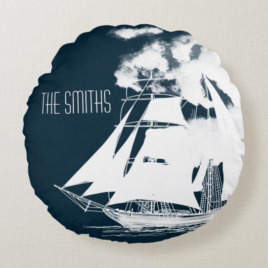 高い船と雲航海の ラウンドクッション (正面)