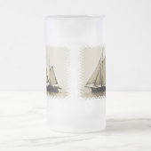 高い船によって曇らされるビールのジョッキ フロストグラスビールジョッキ (中央)