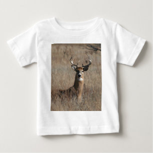 高い草の迷彩柄の大きいトロフィの木びき台のシカ ベビーTシャツ