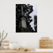 高くそびえる墓石 ポスター (キッチン)