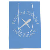 高パーソナライズされたく舞う青い飛行機 ミディアムペーパーバッグ (裏面)