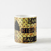 高レベル放射性廃棄物容器 –  コーヒーマグカップ (中央)