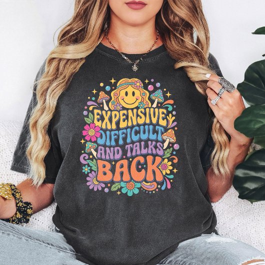 高価で扱いにくくて口答えする グルービーなスマイル顔 Tシャツ