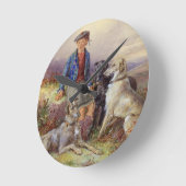 高地のlandscaのwolfhoundsを持つスコットランドの男の子 ラウンド壁時計 (傾斜)