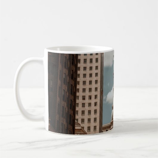 高層歩く近くの通りの人建物  コーヒーマグカップ (左)