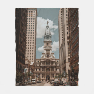 高層歩く近くの通りの人建物  フリースブランケット