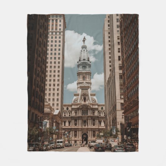 高層歩く近くの通りの人建物  フリースブランケット (正面)