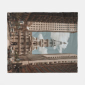 高層歩く近くの通りの人建物  フリースブランケット (正面(横))