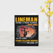 高校の卒業証書を使って配線作業をする電気技師 カード (黄色い花)