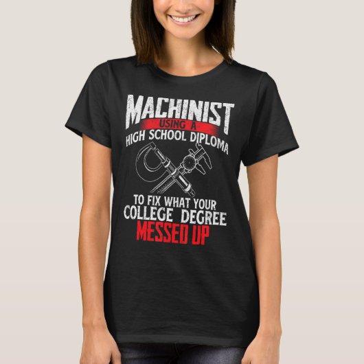 高校卒業証書CNCマシンを使った機械工 Tシャツ (正面)