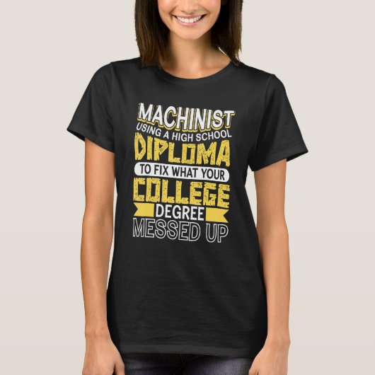 高校卒業証書Cnc Mを持つ機械技術者 Tシャツ (正面)