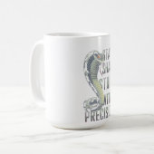 高精度でシャープなストライク – Cobraデザイン コーヒーマグカップ (正面左)