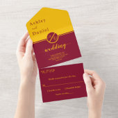 高級エレガントブルゴーニュと金ゴールドモノグラム結婚ズ オールインワン招待状 (貼ってはがせる)