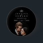 高級エレガント白黒モノグラム結婚フォト 缶バッジ<br><div class="desc">ロマンチックなシックシンプルなハートブラックと白の豪華な書道のリングや輪を結び付けモノグラム写真の結婚ボタン。</div>