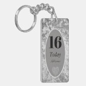 高級パーソナライズされたベルベット誕生日キーチェーン16th キーホルダー (正面左)