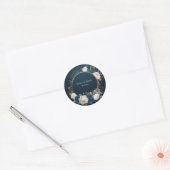 高級感のあるネイビー+ゴールド+ホワイトの芍薬の花輪の結婚式 ラウンドシール (封筒)