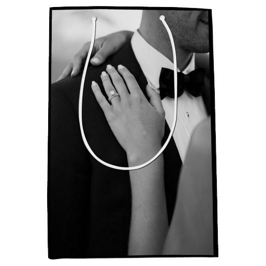 高級感のある黒と白の結婚式ギフトバッグ ミディアムペーパーバッグ (正面)