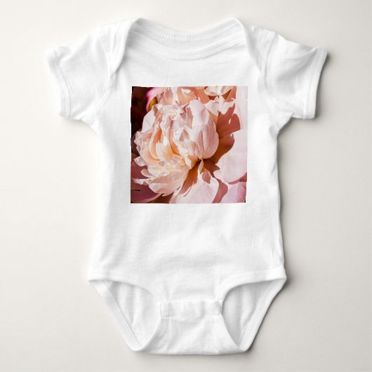 高級牡丹の花のフローラ背景 ベビーボディスーツ (正面)
