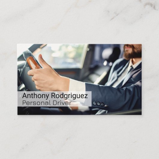 高級車を運転するスーツを着た人 名刺 (正面)