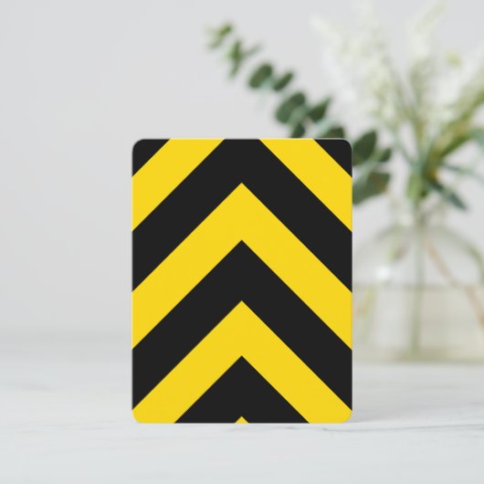 高速はっきりした交通のまわりに山 (スタンド正面)