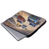 高速カラフルトワイライトレーシングシーン ラップトップスリーブ (正面下部)