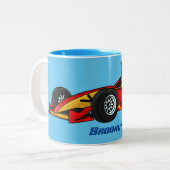 高速レーシングカーの漫画イラストレーション ツートーンマグカップ (正面左)