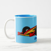 高速レーシングカーの漫画イラストレーション ツートーンマグカップ (左)