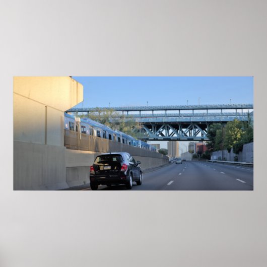 高速道路沿いの車と列車 ポスター (正面)