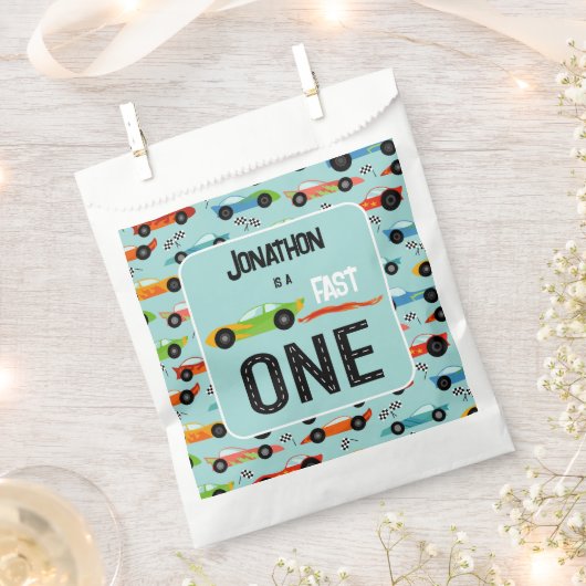 高速ONEレーサーをテーマにした第1誕生日パーティー フェイバーバッグ (クリップ留めされた状態)