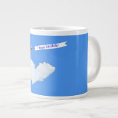 高飛んでいる誕生日バナー ジャンボコーヒーマグカップ (正面右)