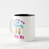 高齢者が私に必要な方法で介護者 ツートーンマグカップ (正面左)