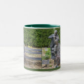 高齢者カップルのセレナーデ植物園 ツートーンマグカップ (中央)