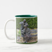 高齢者カップルのセレナーデ植物園 ツートーンマグカップ (左)