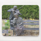 高齢者カップルのセレナーデ植物園 マウスパッド (正面)