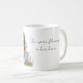 髪が茶色の女の子 髪に花を飾って コーヒーマグカップ (正面右)