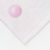 髪にピンクの花を持つ茶色の髪の人魚 フリースブランケット (角)