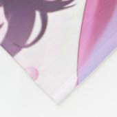 髪にピンクの花を持つ茶色の髪の人魚 フリースブランケット (角)