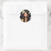 髪に花を付けた女性。 ラウンドシール (バッグ)