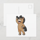 髪をとかす道具を持つ美容師の馬 ポストカード (正面/裏面)