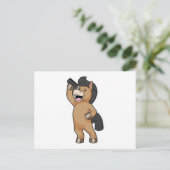 髪をとかす道具を持つ馬の美容師 ポストカード (スタンド正面)