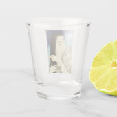 髪をコンビング（美しいアジアの女性） （琴洞） ショットグラス (裏面)