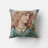 髪ビクトリアンにピンクの花を付けた女性 クッション (裏面)