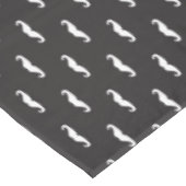 髭のヒップスターパターン テーブルクロス (アングル)