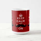髭の赤く白いKeep Calm and Carry Onのマグ コーヒーマグカップ (中央)
